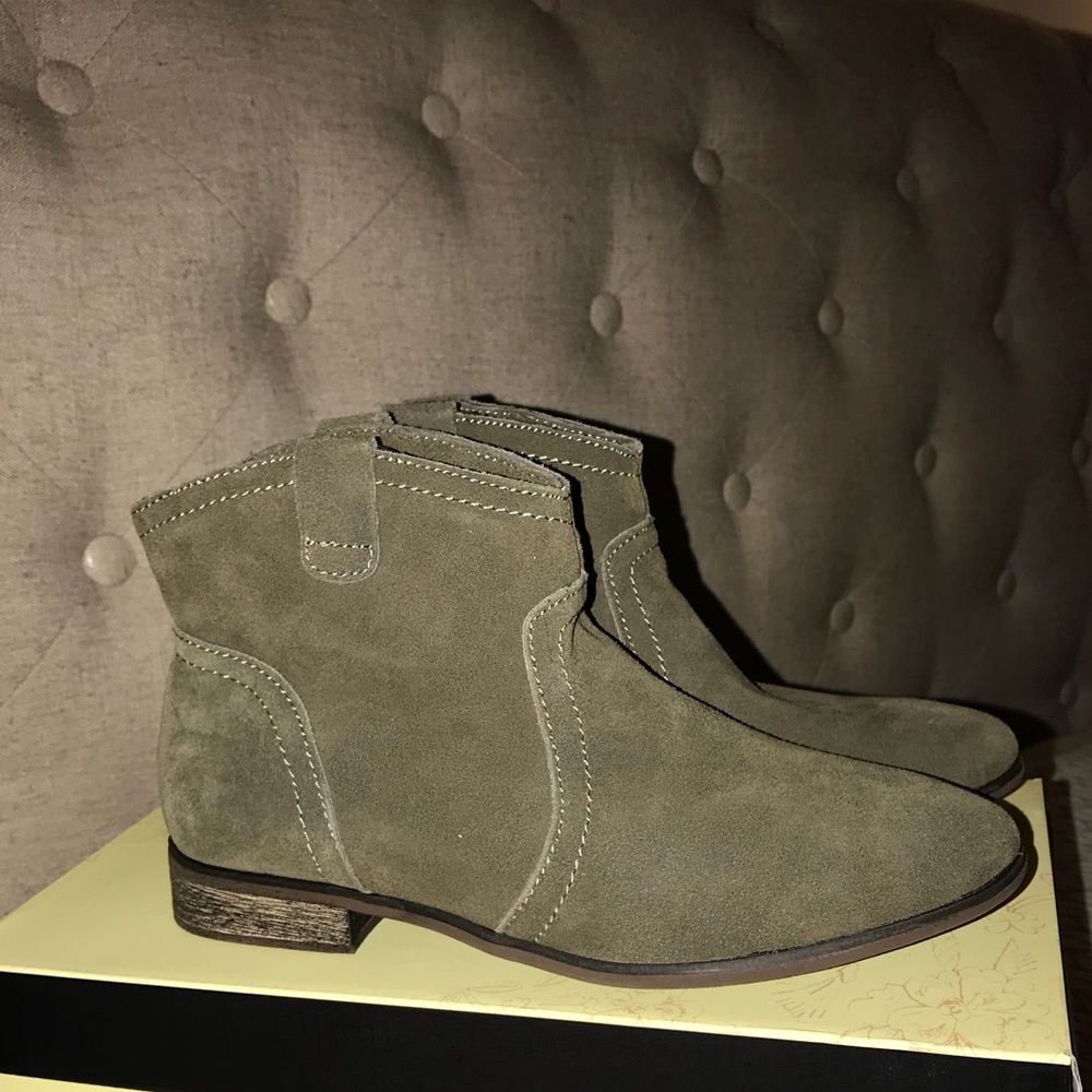 Restricted suede ankle boots